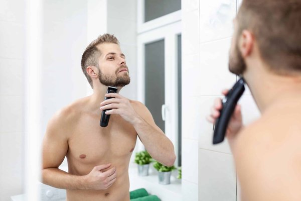 Quels sont les outils nécessaires et la technique de base pour bien tailler sa barbe et l’entretenir ?