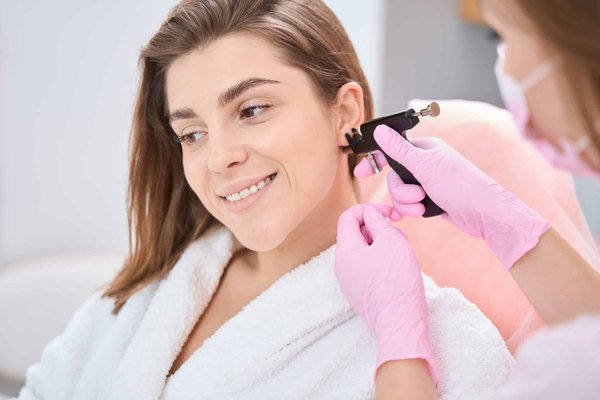 Les piercings d’oreilles originaux : une touche de créativité personnelle