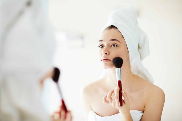 Quelles sont les étapes clés pour appliquer parfaitement un eye-liner liquide?