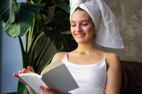 Quelle routine de soins est recommandée pour protéger la peau des effets du vieillissement prématuré?